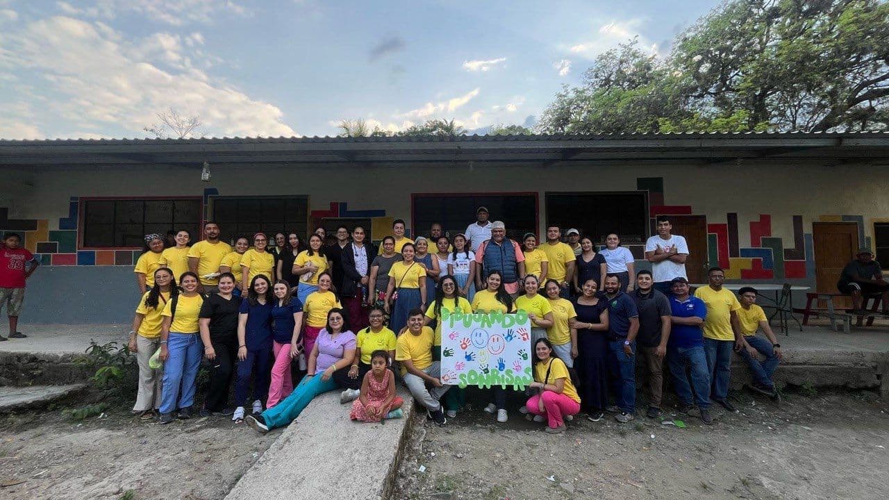 Equipo de Dibujando Sonrisas durante una brigada