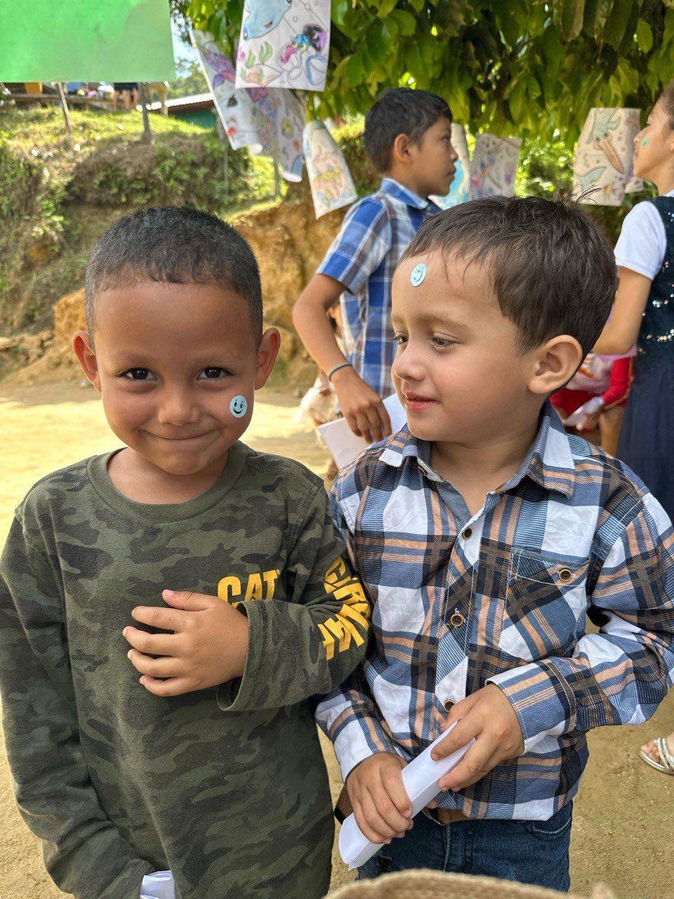 Dos niños sonriendo durante una brigada de Dibujando Sonrisas